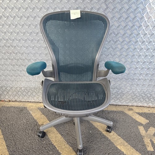 Herman miller aeron chair - aeron, size