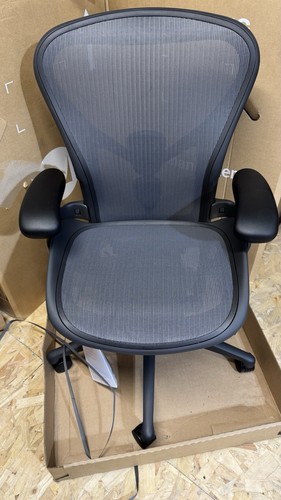 Herman miller aeron chair - herman, size