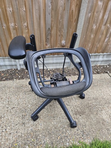 Herman miller aeron - miller, size