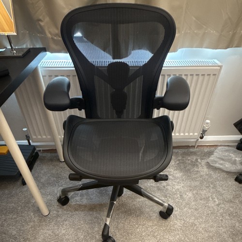 Herman miller aeron - chair, size