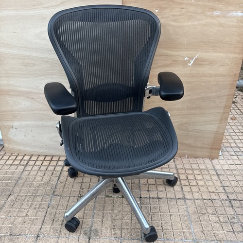 Herman miller aeron - chair, size