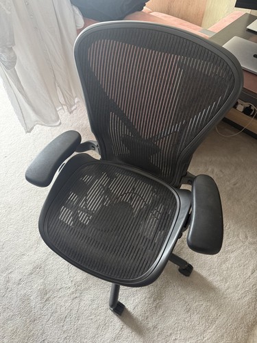 Herman miller black aeron - x,