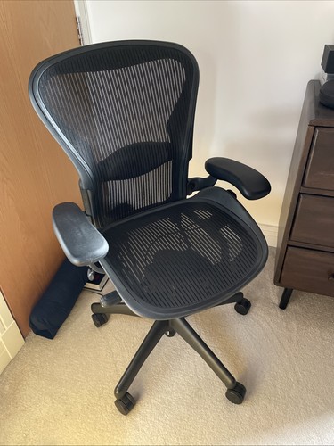 Herman miller aeron - chair, size